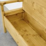 ławka z litego drewna