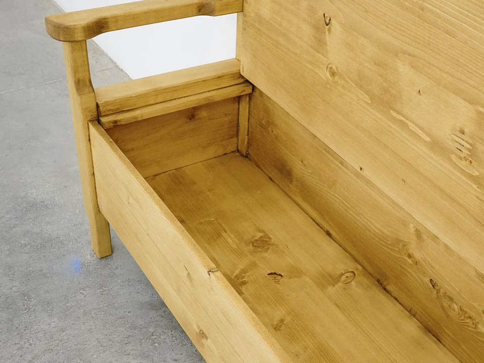 ławka z litego drewna