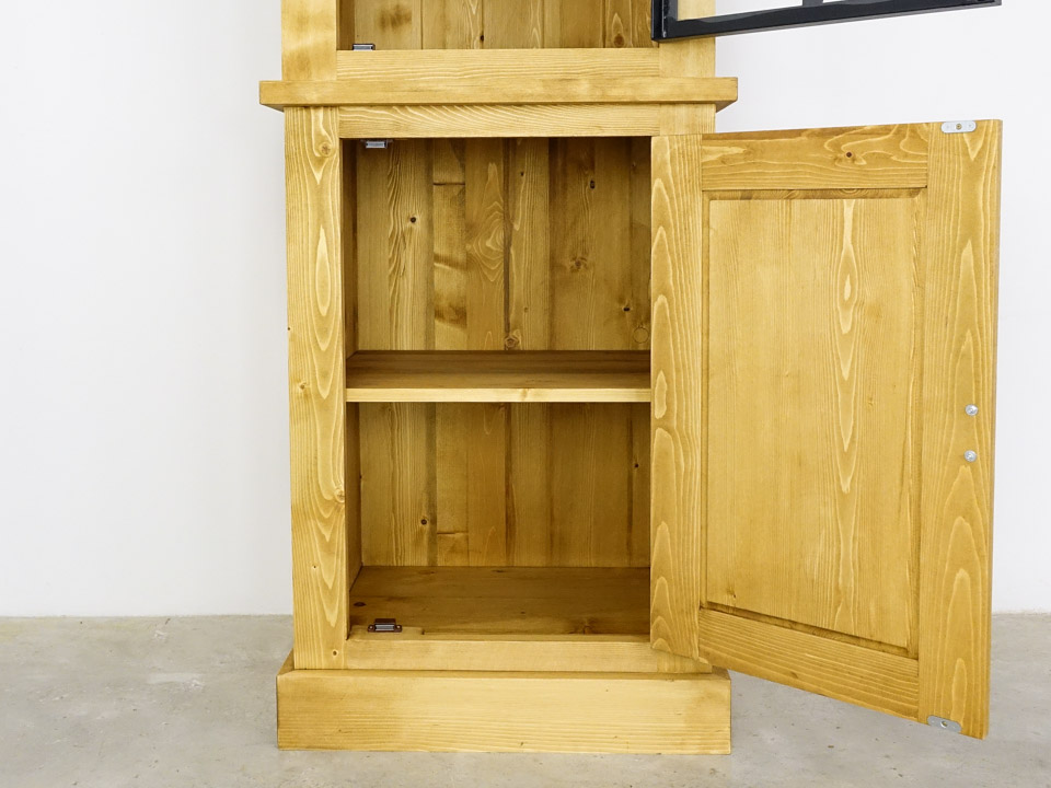 loftowa witryna drewniana do salonu