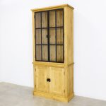 loftowa witryna drewniana do salonu