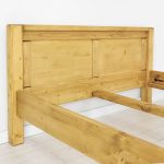 łóżko z drewna świerkowego