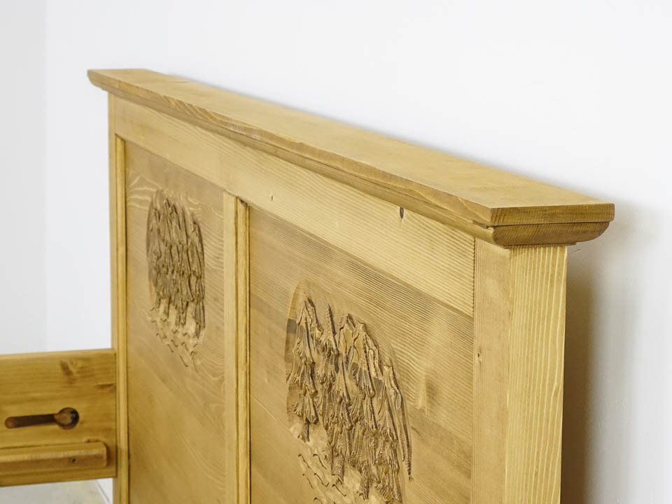 łóżko z litego drewna świerkowego