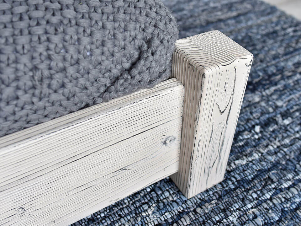 masywne łóżko drewniane