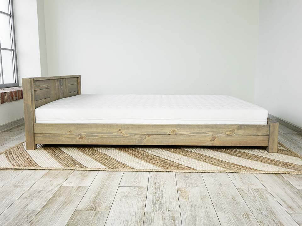 łóżko drewniane sosnowe bok