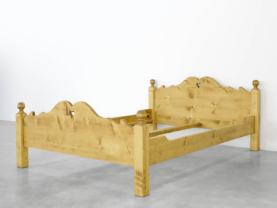 łóżko drewniane świerkowe do sypialni