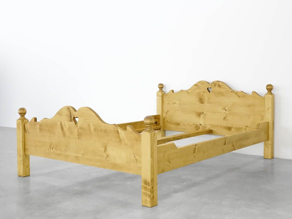 łóżko drewniane świerkowe do sypialni