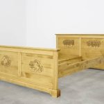 łóżko drewniane świerkowe do sypialni zdobione