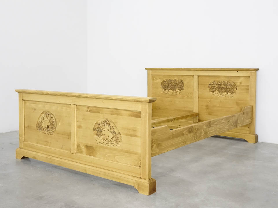 łóżko drewniane świerkowe do sypialni zdobione