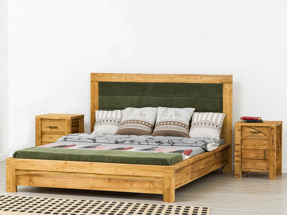 łóżko drewniane świerkowe z tapicerowanym zagłówkiem rustykalne do sypialni