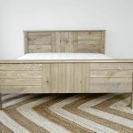 łóżko drewniane z materacem