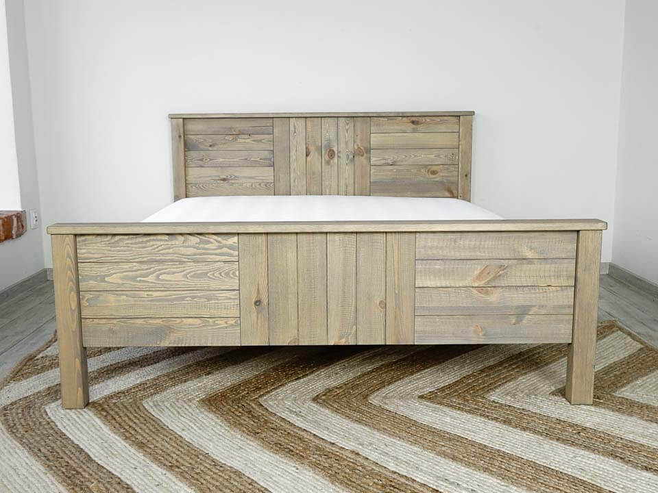 łóżko drewniane z materacem