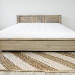 łóżko drewniane z materacem