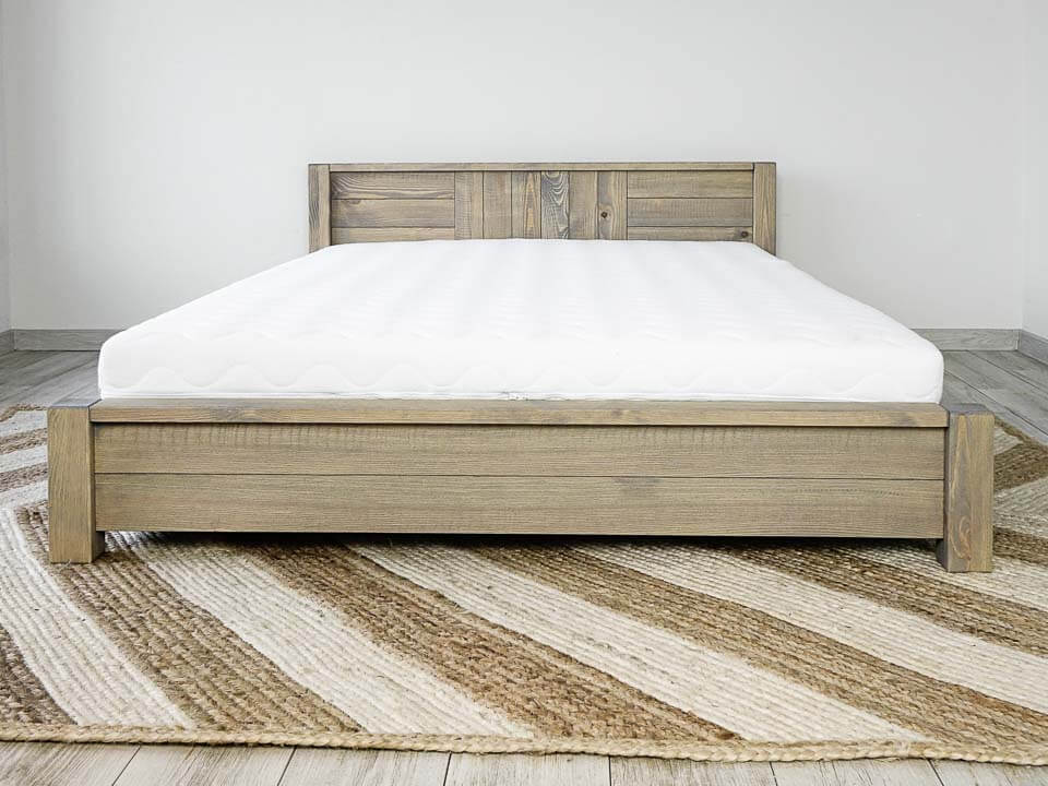 łóżko drewniane z materacem