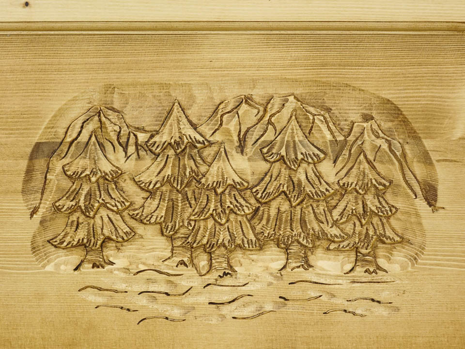 łóżko drewniane zdobione