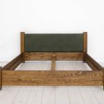 łóżko z drewna do sypialni