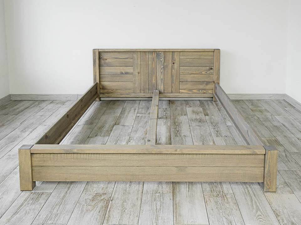 łóżko z drewna do sypialni