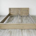 łóżko z drewna do sypialni
