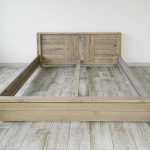 łóżko z drewna do sypialni