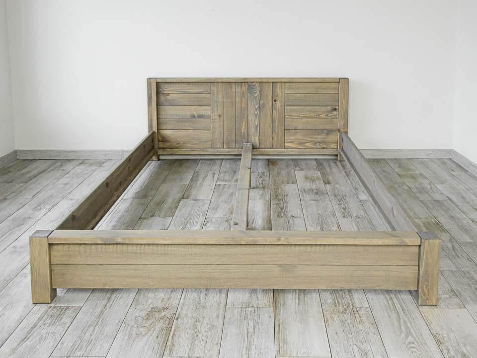 łóżko z drewna do sypialni