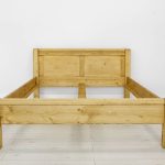 łóżko z drewna do sypialni