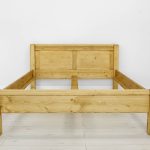 łóżko z drewna do sypialni