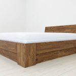 łóżko z drewna do sypialni