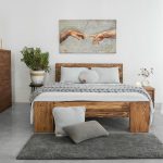 łóżko z drewna sosnowego