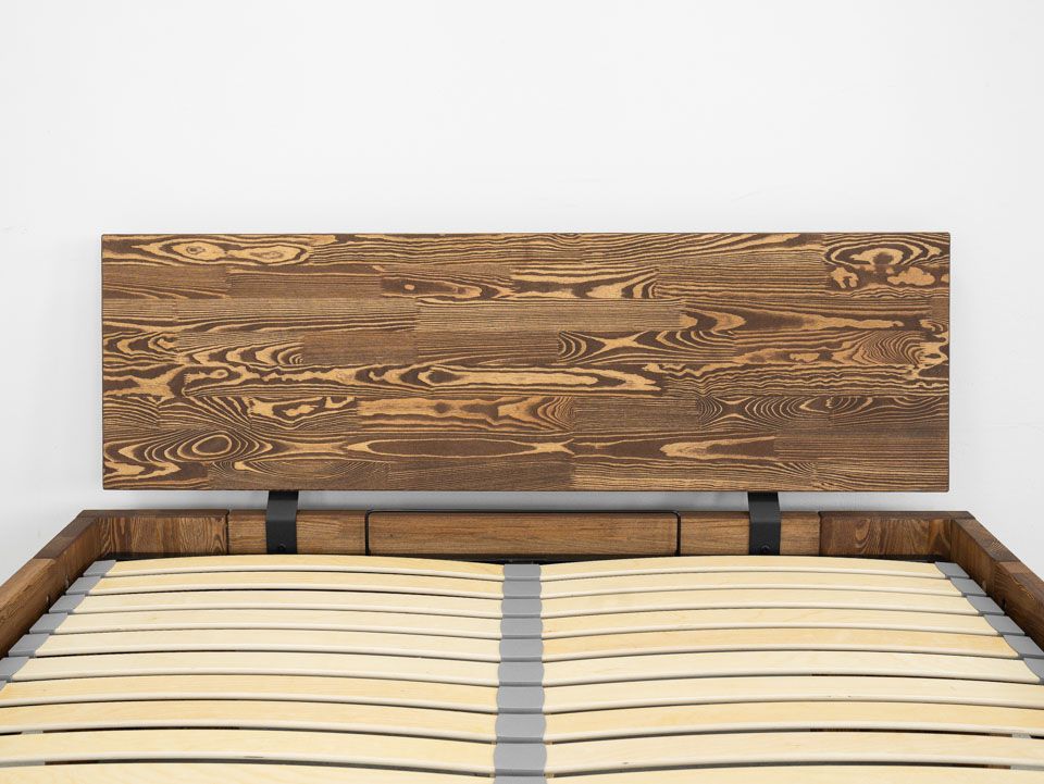 łóżko z drewna sosnowego