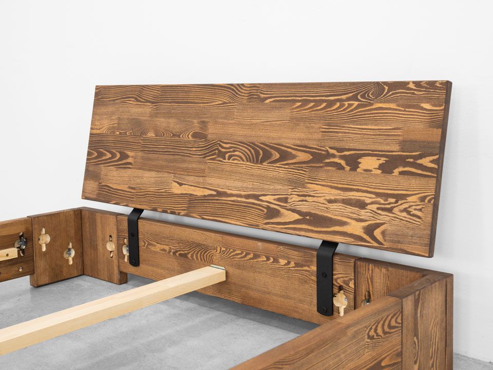 łóżko z drewna sosnowego