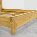 łóżko z drewna świerkowego