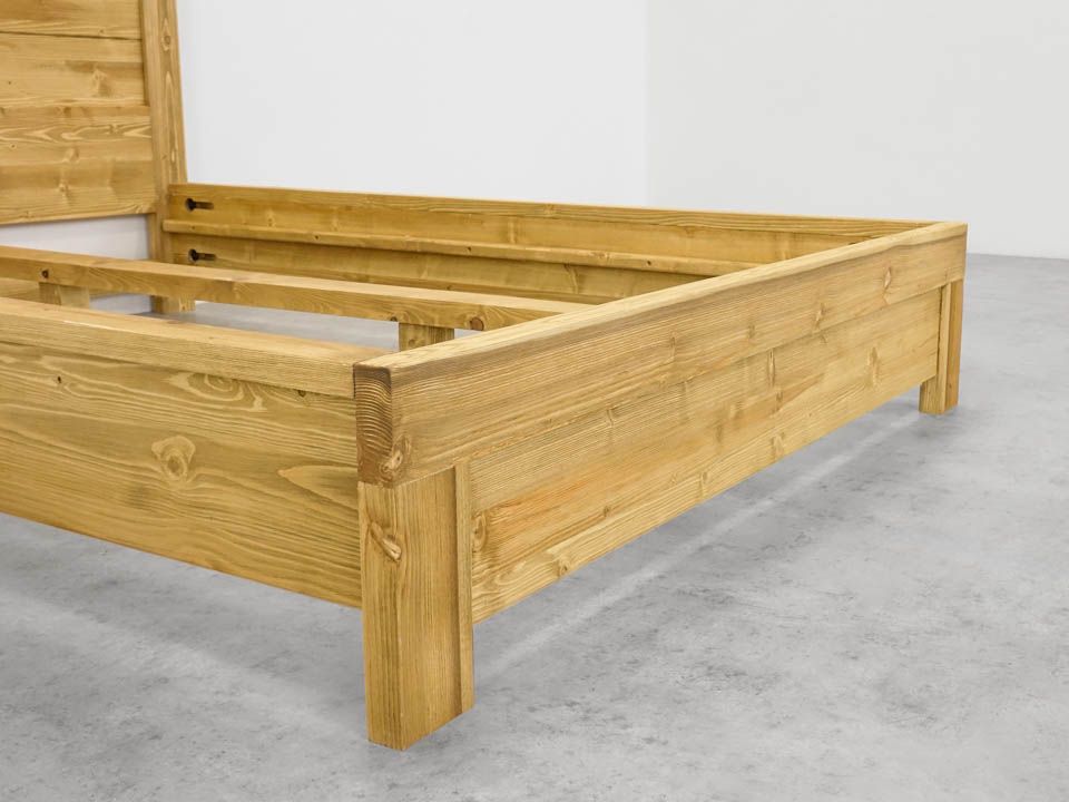 łóżko z drewna świerkowego