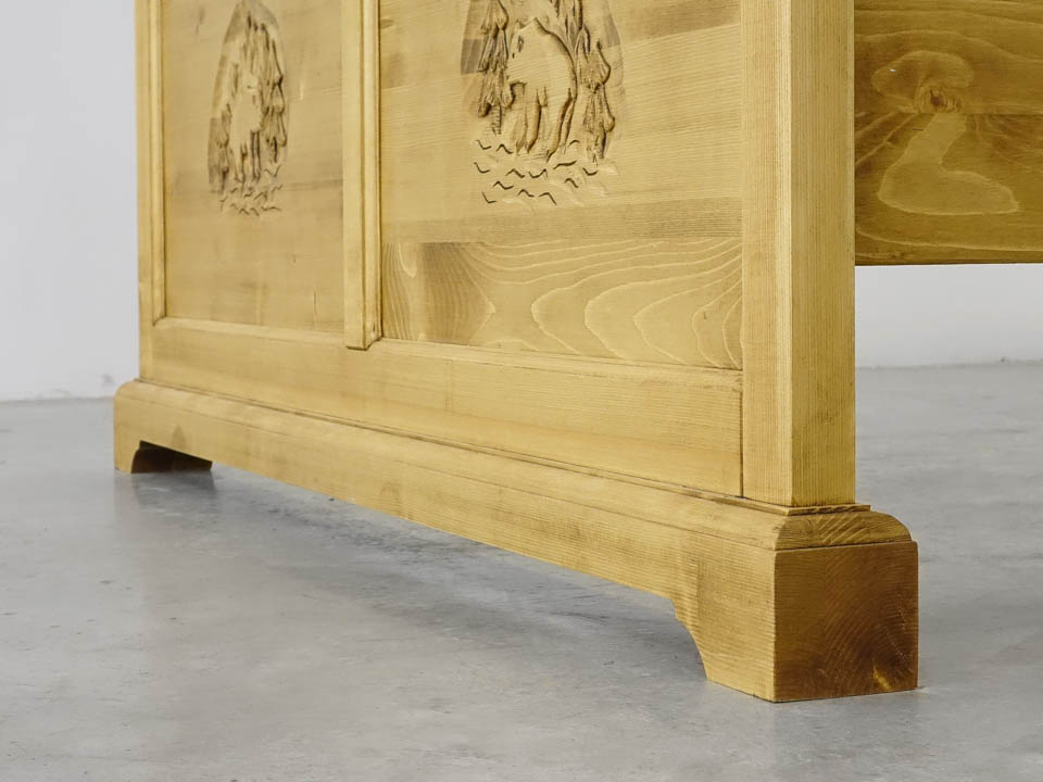 łóżko z drewna świerkowego