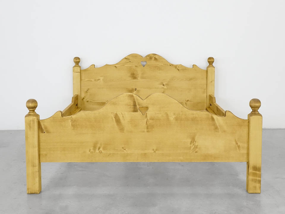 łóżko z drewna świerkowego do sypialni