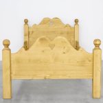 łóżko z drewna świerkowego do sypialni