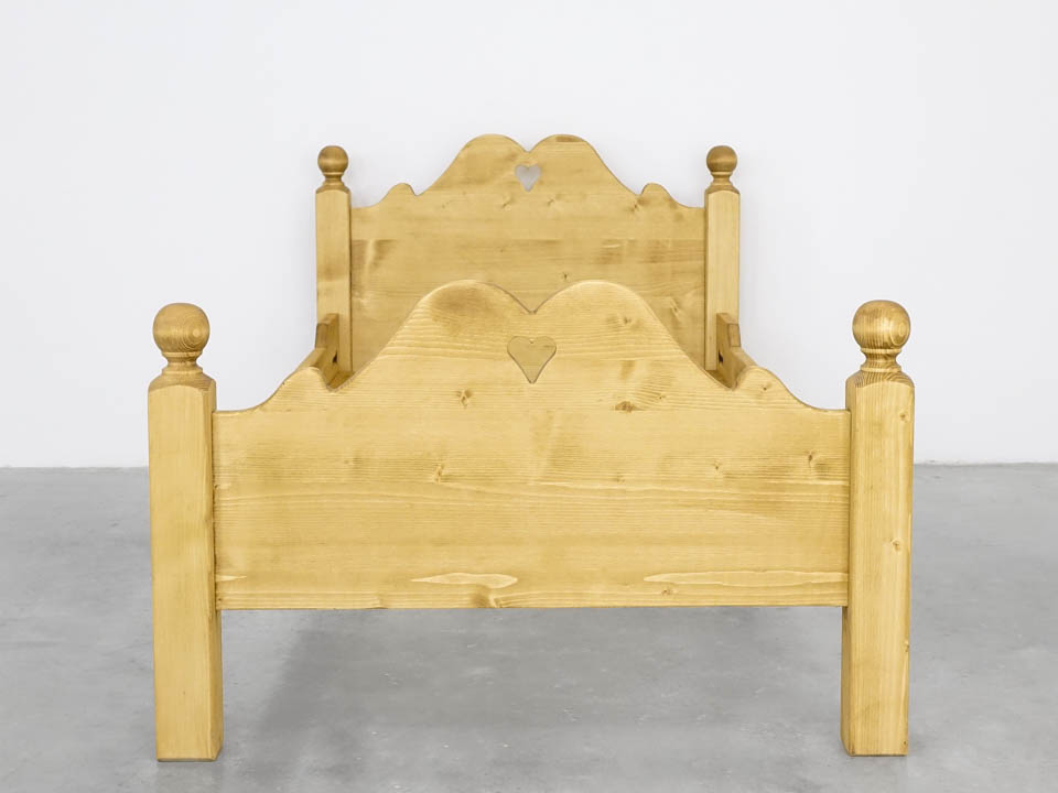 łóżko z drewna świerkowego do sypialni