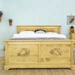 łóżko z drewna świerkowego