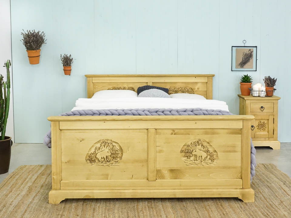 łóżko z drewna świerkowego