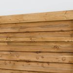 łóżko z drewnianym zagłówkiem