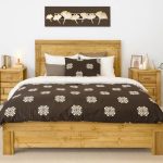 łóżko z drewnianym zagłówkiem