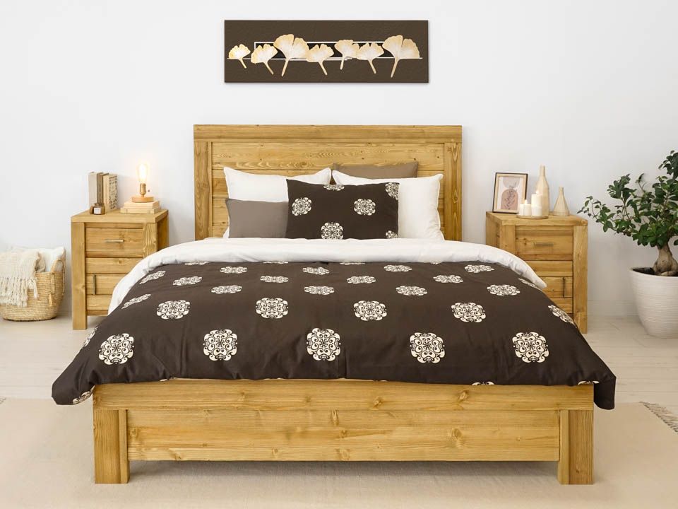 łóżko z drewnianym zagłówkiem