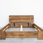 łóżko z litego drewna