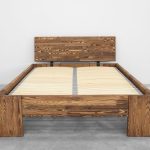 łóżko z litego drewna