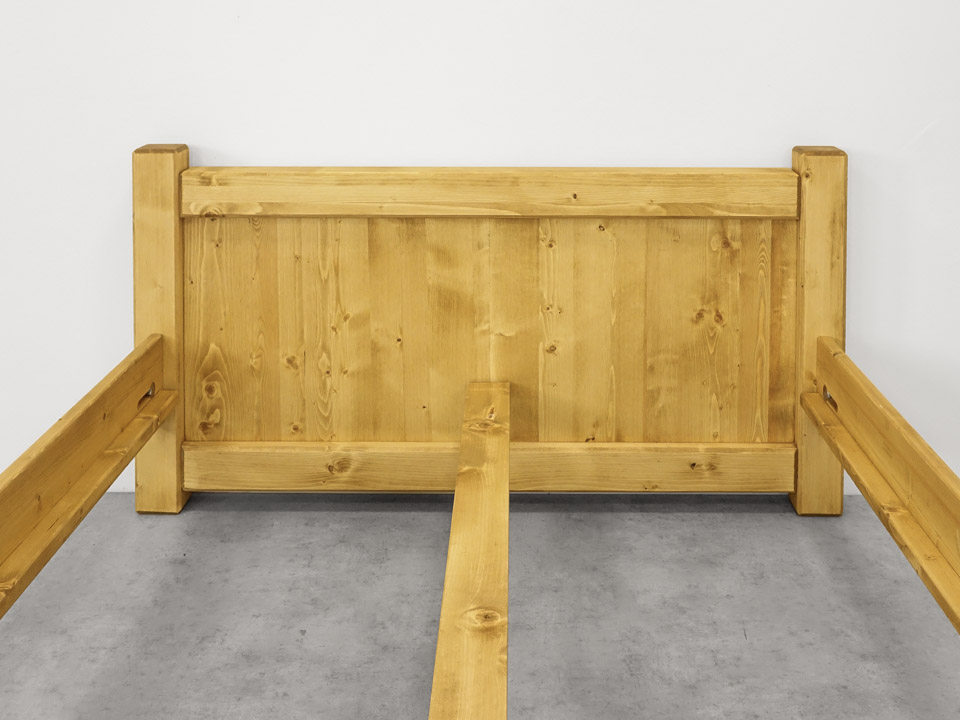 łóżko z litego drewna