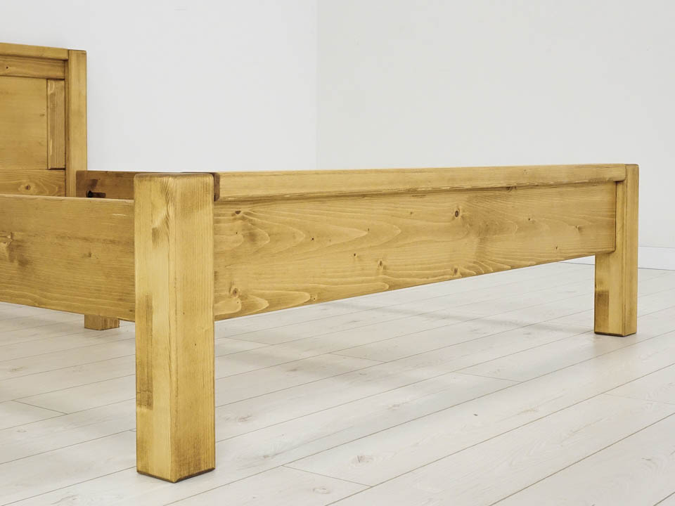 łóżko z litego drewna