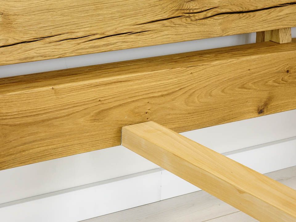 łóżko z litego drewna