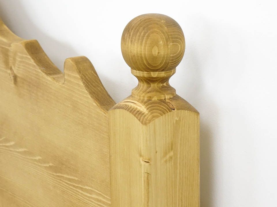 łóżko z litego drewna