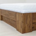 łóżko z litego drewna