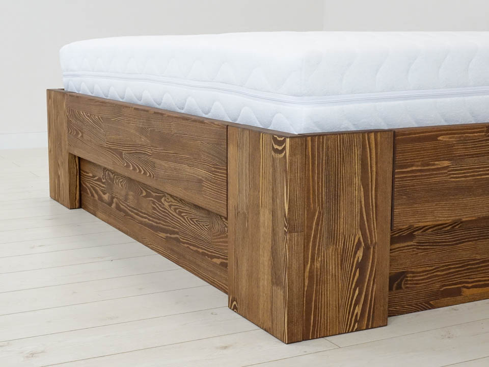 łóżko z litego drewna