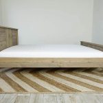 łóżko z litego drewna bok