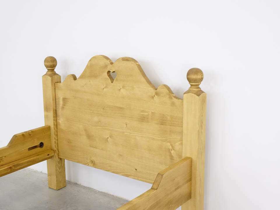 łóżko z litego drewna do sypialni